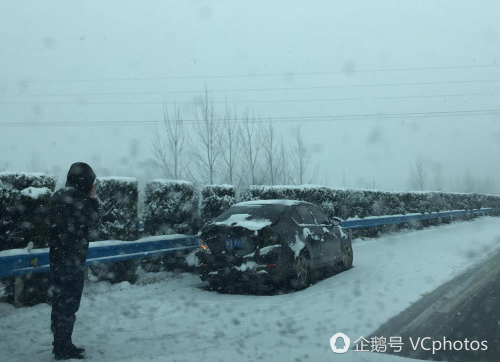 河南大雪数十辆车相撞 军人搬雪块救火