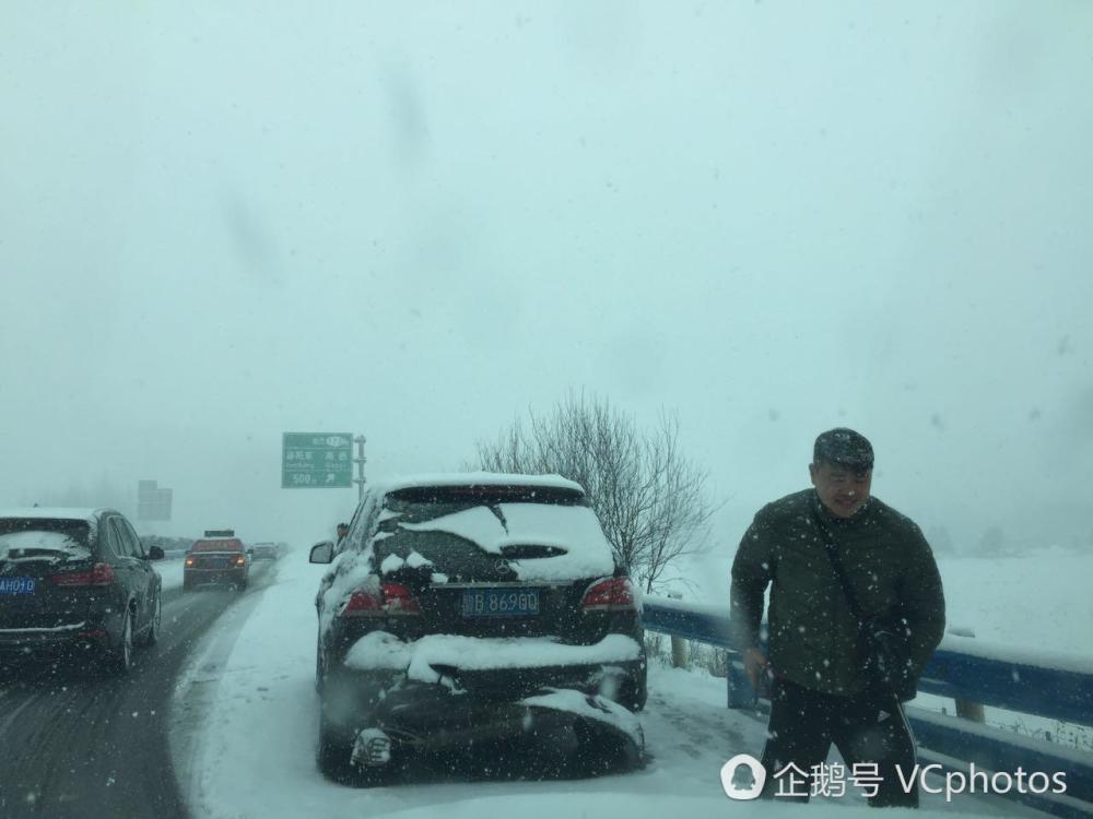 河南大雪数十辆车相撞 军人搬雪块救火