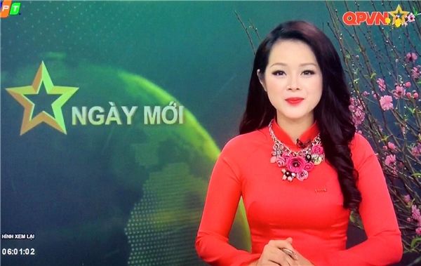 越国防频道女主持人成网红，被越网民称“闭月羞花”