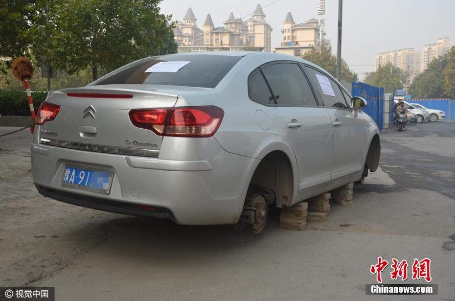 郑州街头现“无轮”汽车 拆轮胎者称司机撞人不赔钱