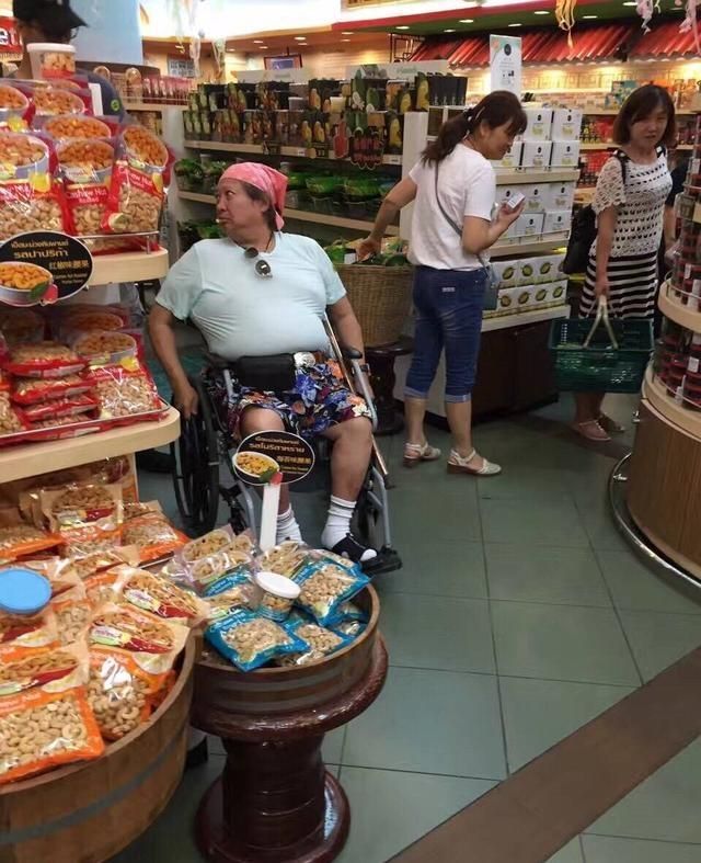 洪金宝坐轮椅去市场买菜 三个佣人陪伴左右霸气十足
