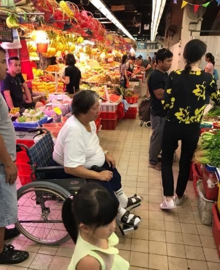 洪金宝坐轮椅去市场买菜 三个佣人陪伴左右霸气十足
