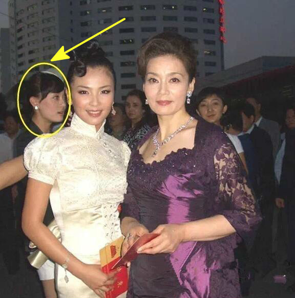 刘涛曝出10年前旧照，网友却被她身后的美女吸引了